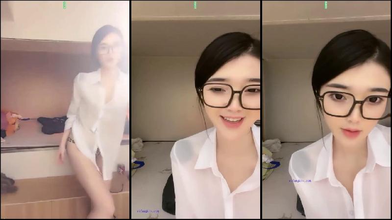 神似馮提莫-眼鏡美女❤️-蘇蘇LUCKY-❤️超有范這小穴干淨整潔好想下口舔爆她肉棒手指扣得搔穴直流水