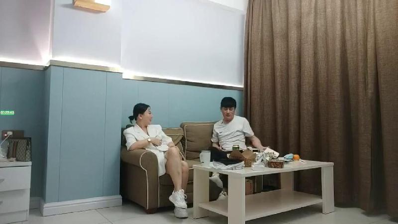 【愛情、故事】網聊良家人妻約過來操逼白色西裝御姐舌吻掏出奶子吸吮扶著大屁股后入