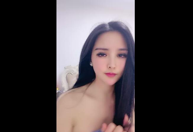 网红级爆乳女神下海小尺度诱惑 ，颜值超棒大奶翘臀 ，带着项圈跳蛋塞逼 ，放着自己的小视频 ，珍珠内裤小穴若隐若现