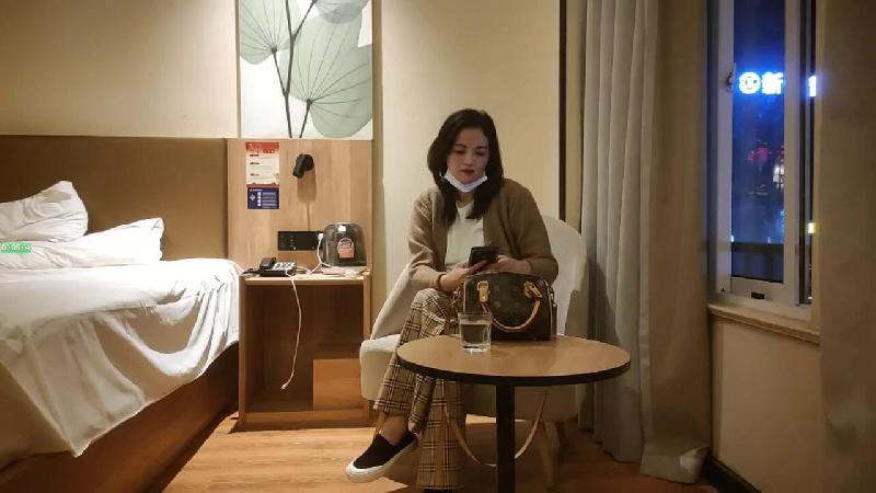 【喬先生尋花高端茶】新晉老哥約操御姐洗完澡直接開操騎乘打樁機搞得爽了浪叫不斷