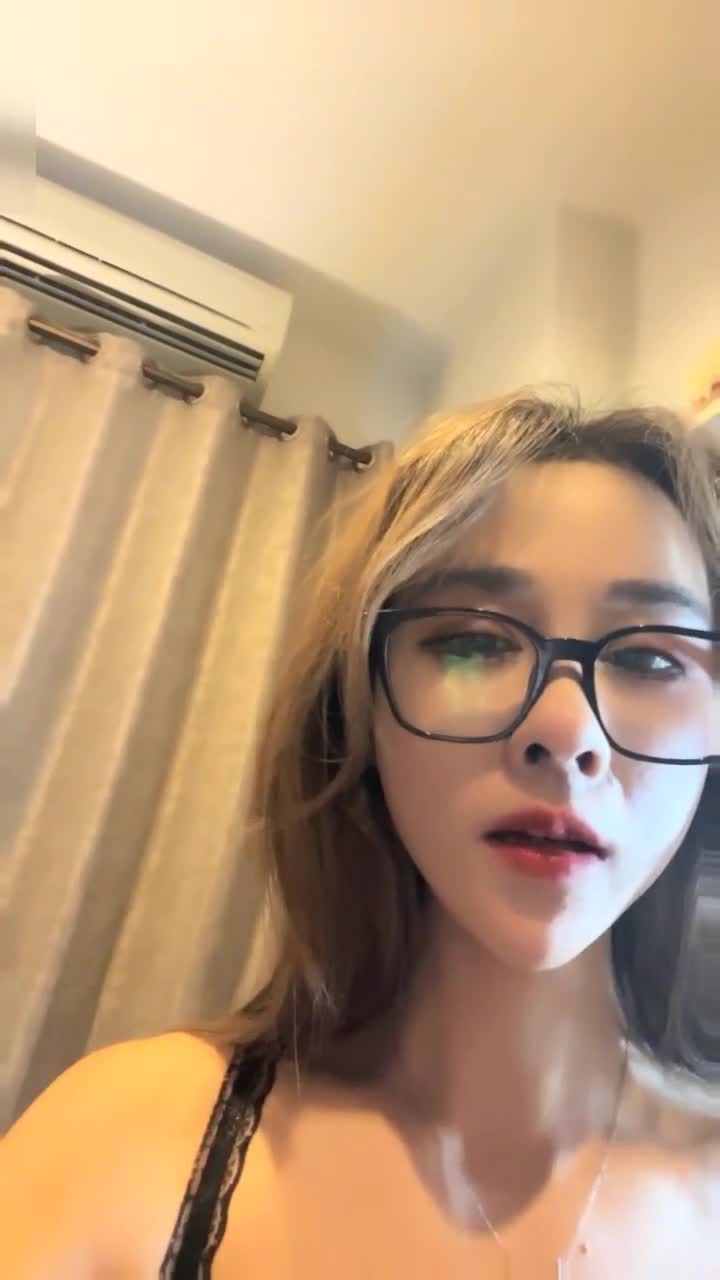 健身小骚货勾搭老外！掏出大屌狂插嘴！躺在桌子上爆操，抱起来打桩机，高潮喷水，翘臀骑乘位