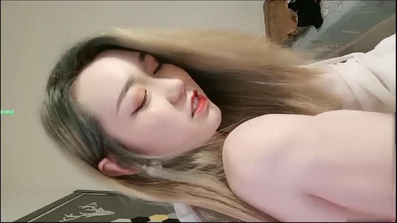 紅唇性感黃發妹子襯衣黑絲網襪道具自慰張開雙腿 手指扣弄假吊玻璃棒多種道具換著來