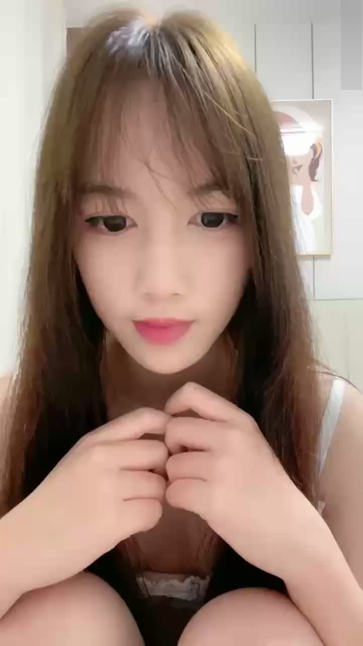 文静颜值极品妹妹！白皙皮肤肥唇粉穴！脱光光跳蛋自慰，特写震动阴蒂，爽的呻吟娇喘，揉捏奶子