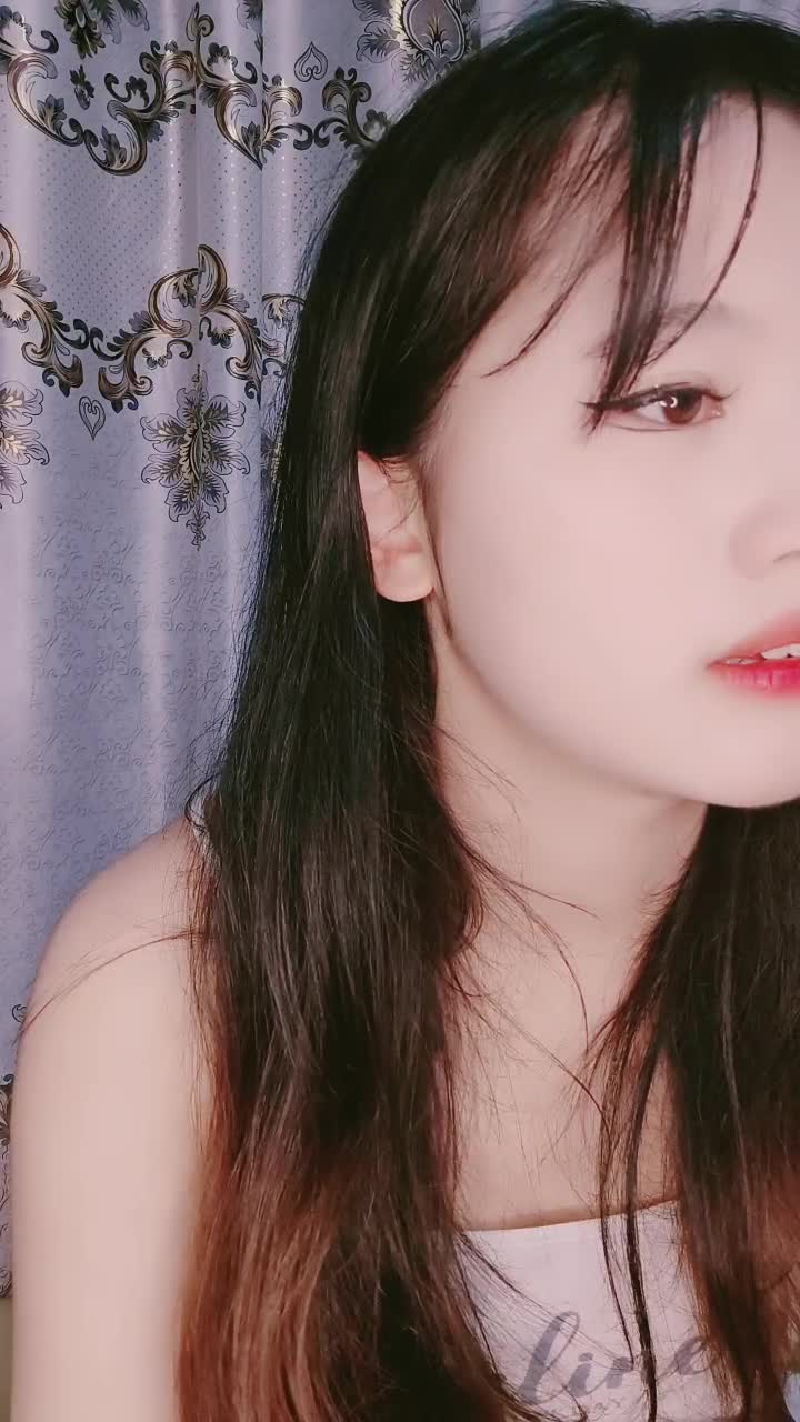 04小朋友甜美性感全程露脸，可爱诱人大秀直播，跟狼友撩骚互动，脱衣艳舞洗澡诱惑，揉着奶子抠着逼精彩刺激