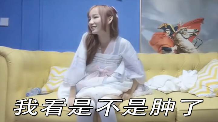 我看是不是肿了 身材娇小 粉穴抠的受不了