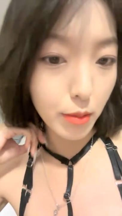 04年艺校妹妹！短发甜美颜值超顶！酒店开房自慰，情趣装贫乳，掰开多毛骚逼，手指扣弄近距离特写