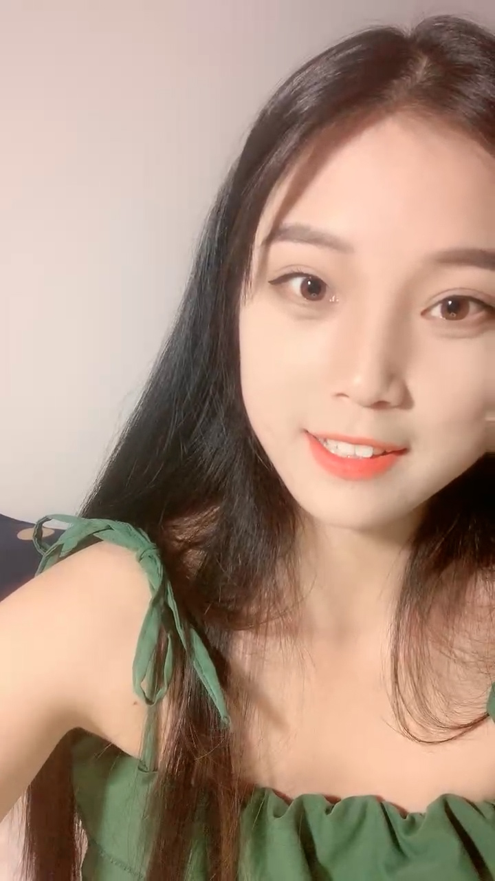 大学甜美学妹！近期下海性格活泼！收费房小秀一波，撩起衣服贫乳，骚穴特写，翘起屁股摇摆